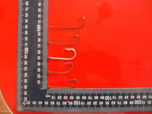 APPROXIMATELY 600 FISHING HOOKS (NEVER BEEN USED).